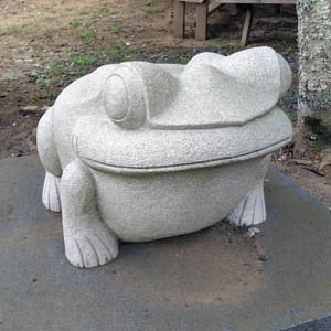 境内のカエル3