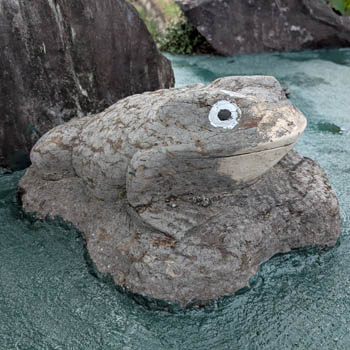 真ん中の蛙像